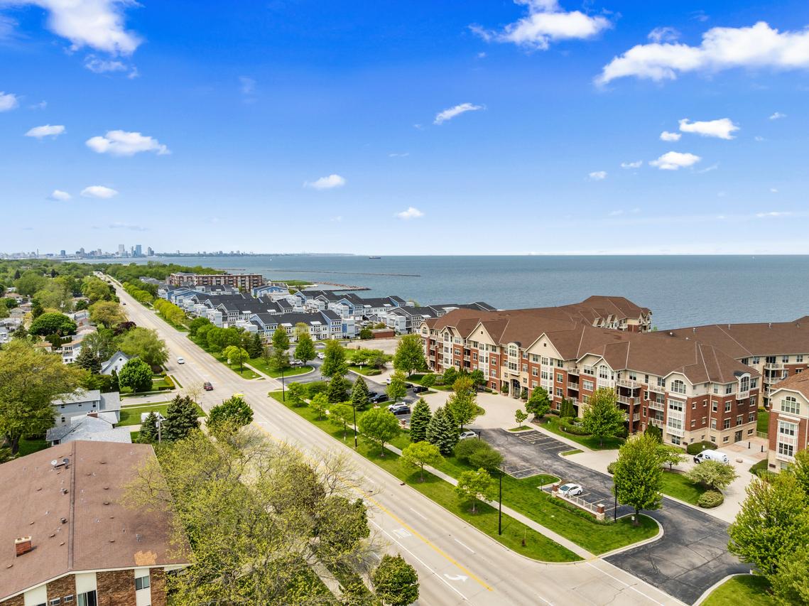 4100 S Lake Dr #214, Saint Francis, WI 53235
