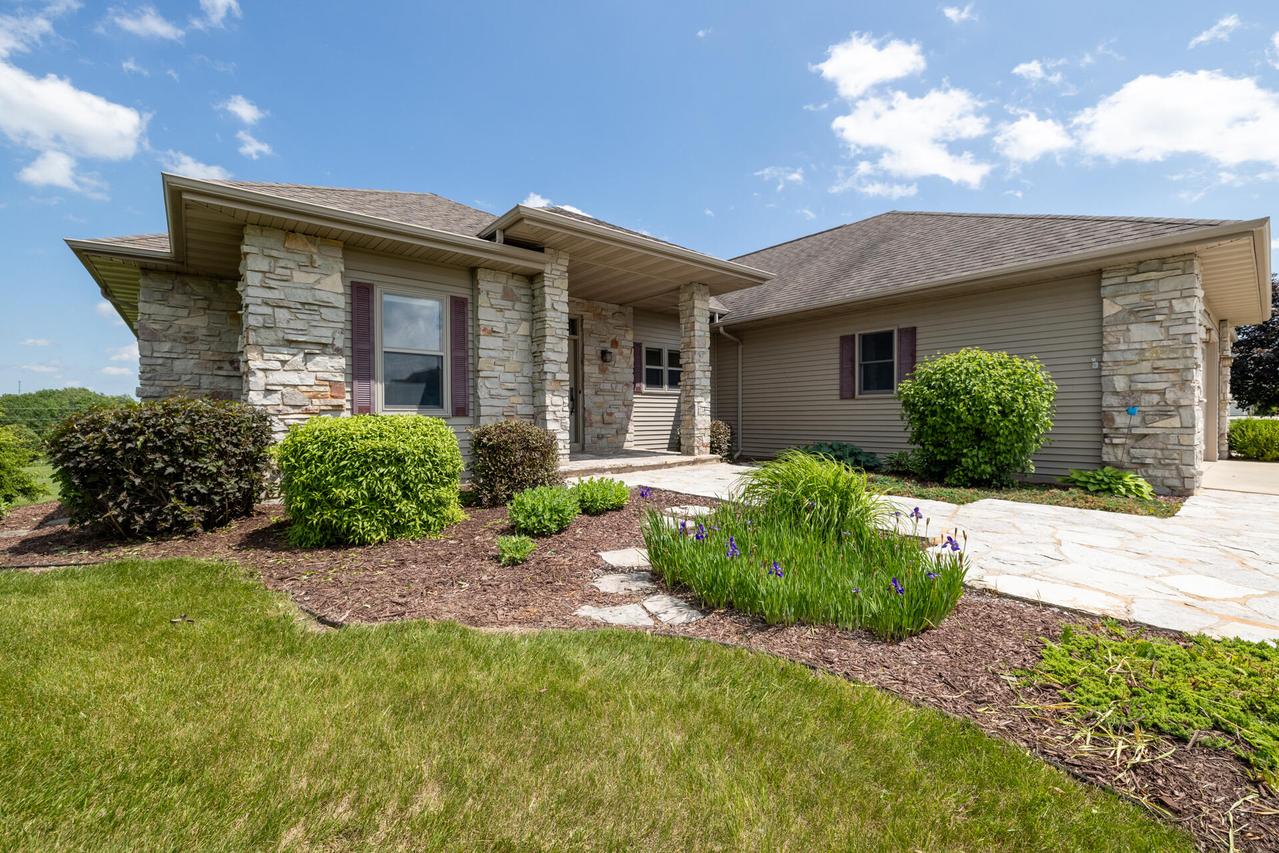 N731 Moraine Dr, Auburn, WI 53010