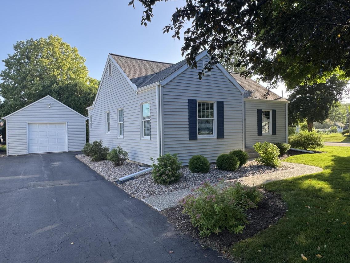 660 E Sherman Ave, Oconomowoc, WI 53066