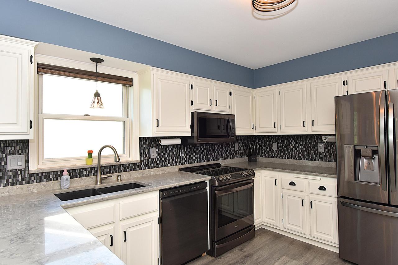 1232 Sunnyridge Rd, Pewaukee, WI 53072