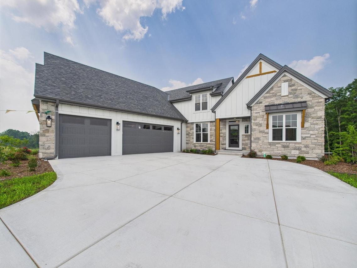 W214N6683 Fairview Dr, Menomonee Falls, WI 53051