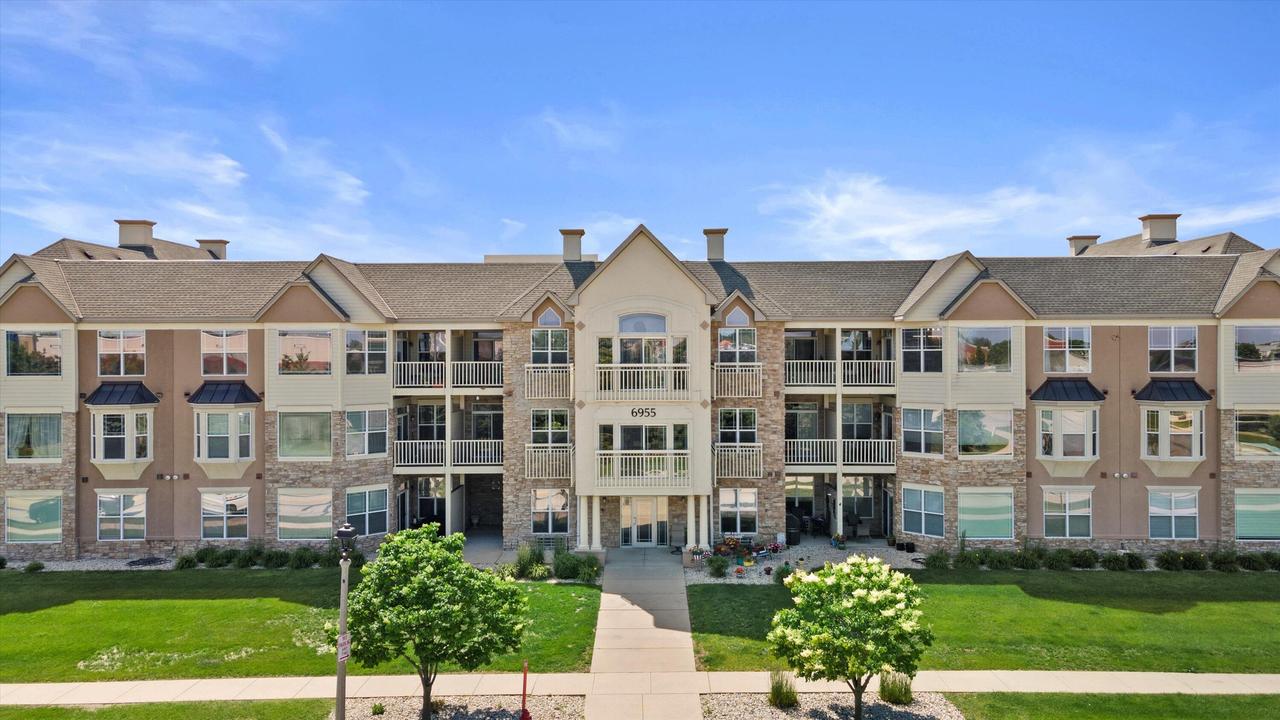 7045 S Riverwood Blvd #211, Franklin, WI 53132