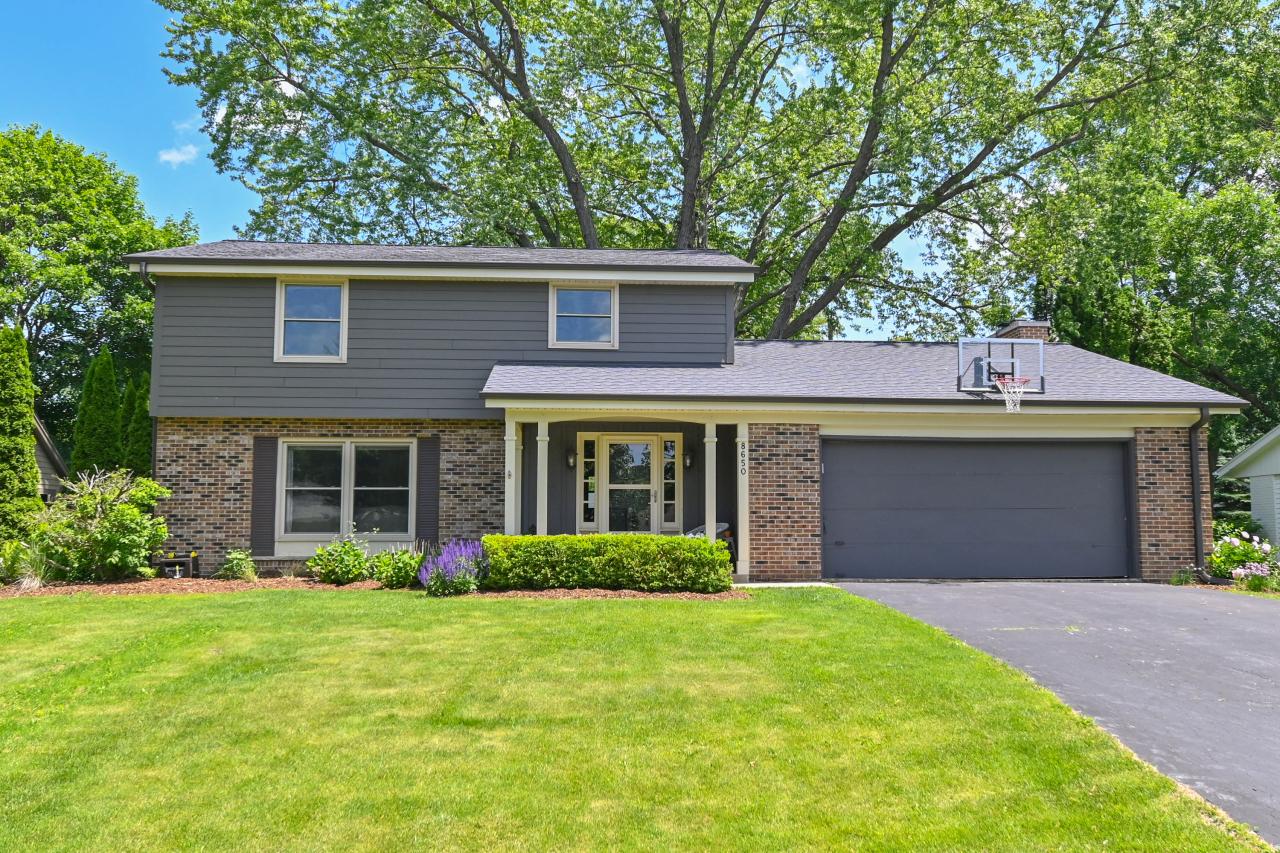 8650 N Pelham Pkwy, Bayside, WI 53217