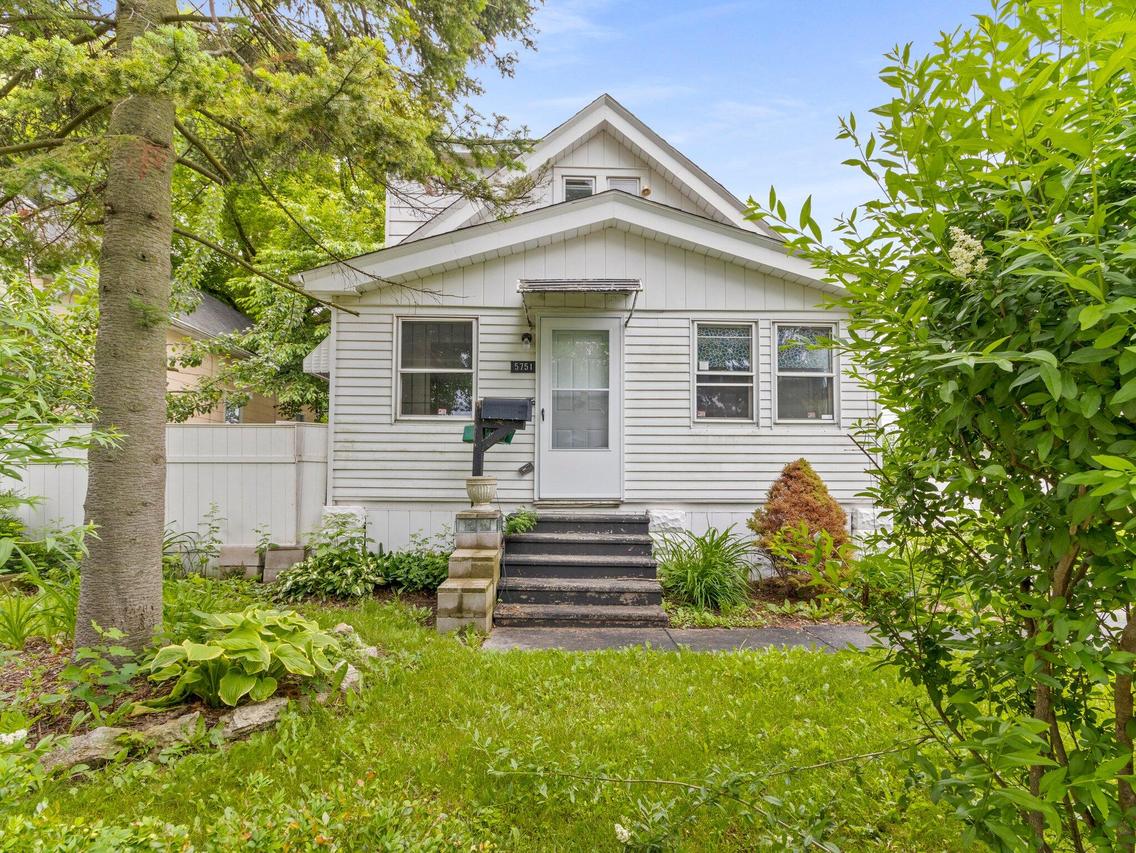 5751 N 38th St, Milwaukee, WI 53209