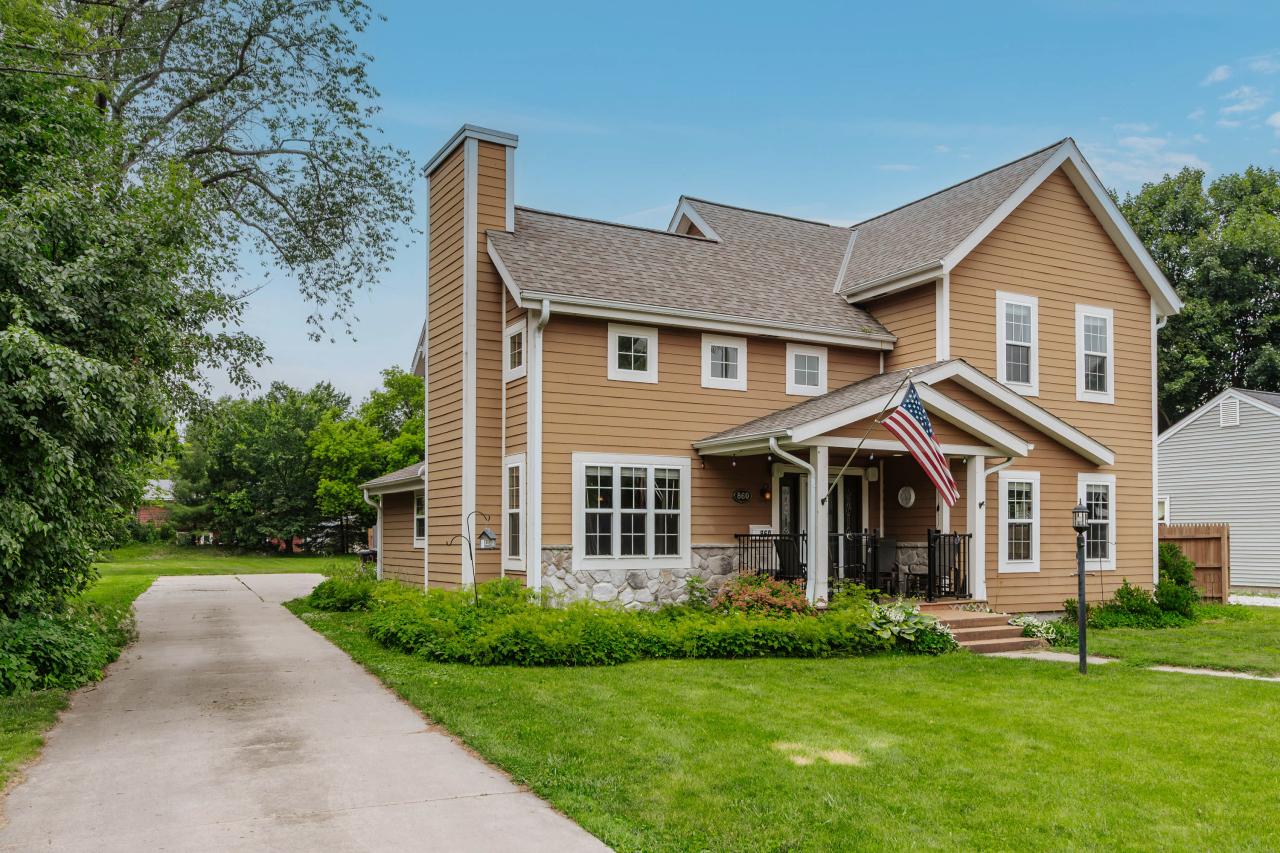 860 S Silver Lake, Oconomowoc, WI 53066