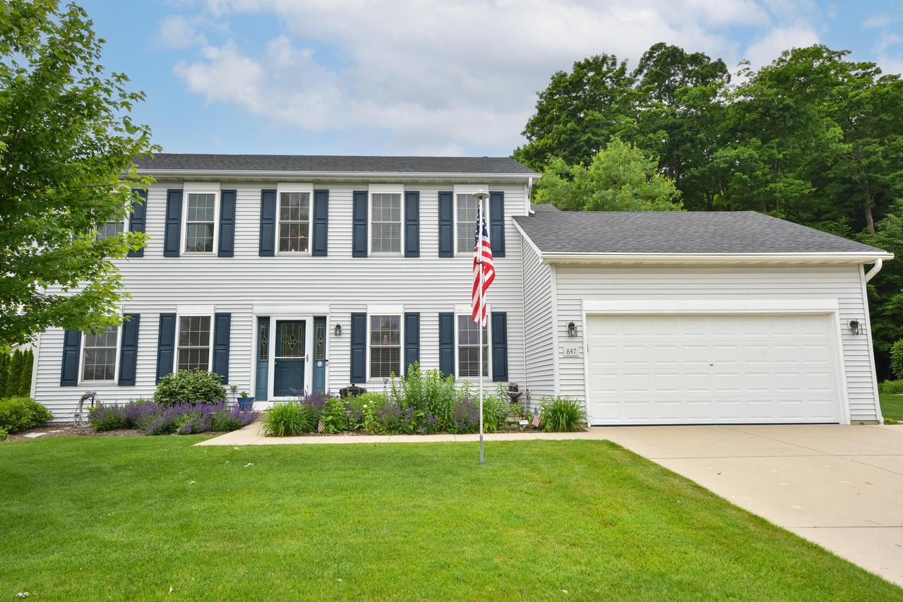 847 Chisholm Ln, Port Washington, WI 53074