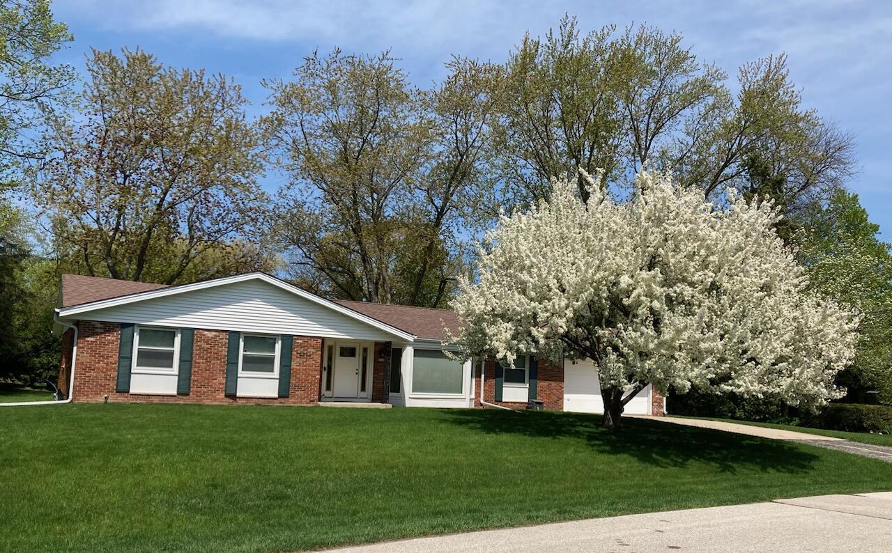 2510 W Rochelle Ave, Glendale, WI 53209