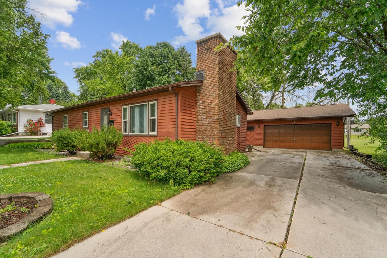 2016 Jackson St, New Holstein, WI 53061