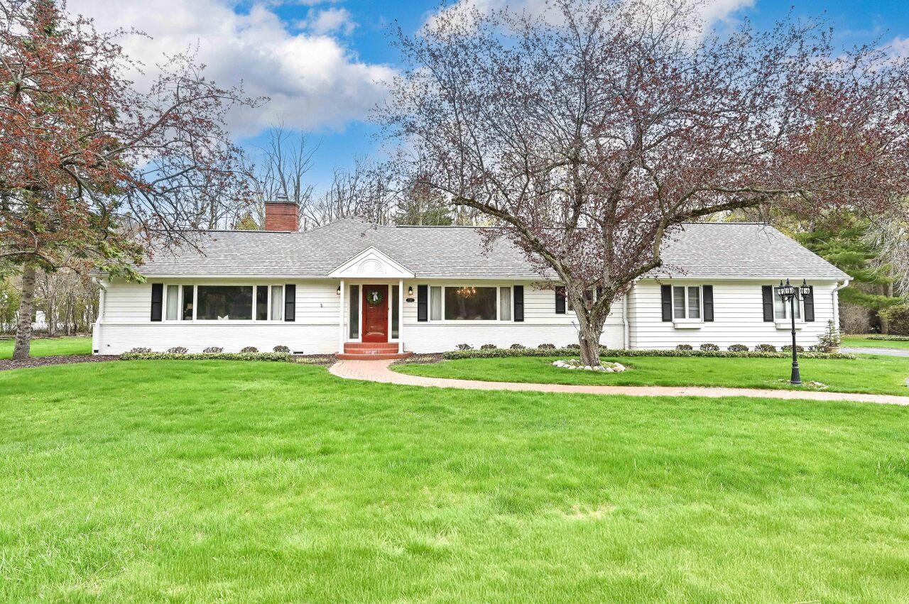 1211 E Donges Ct, Bayside, WI 53217