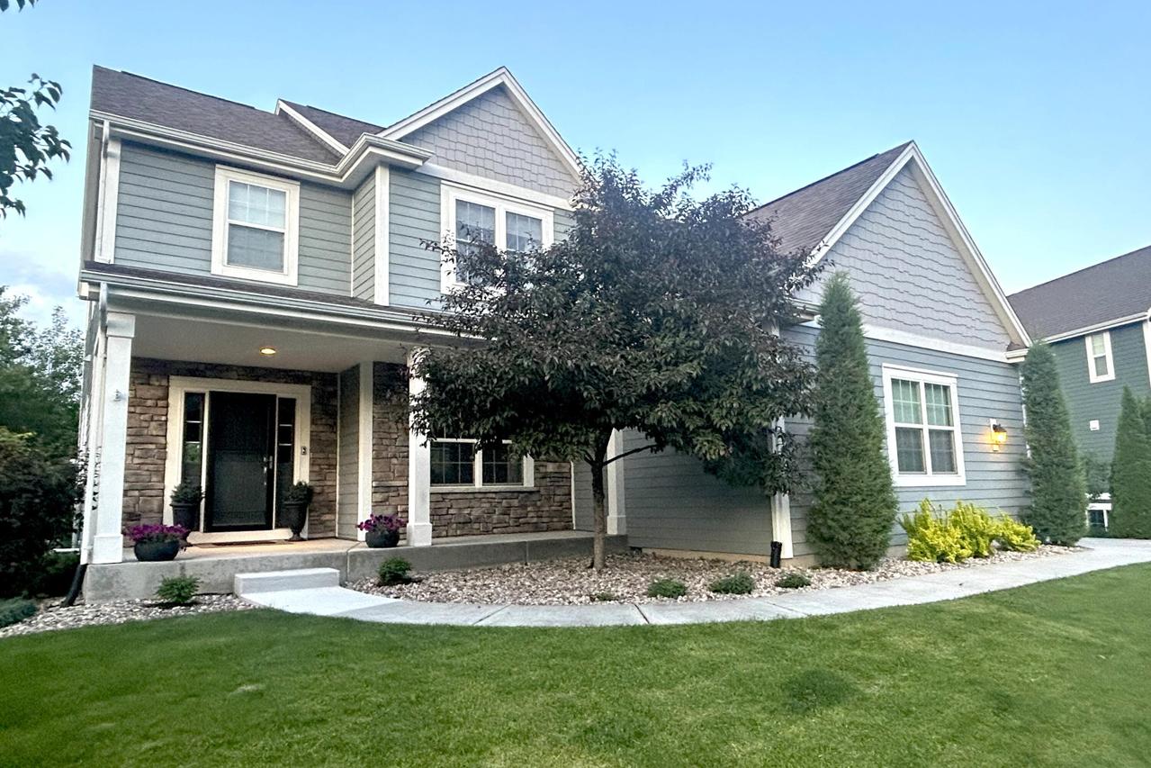 614 Sanctuary Ln, Delafield, WI 53018