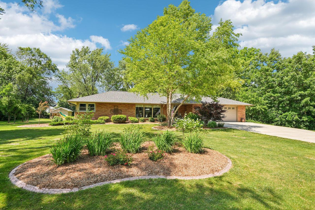 N59W18100 Spruce Ln, Menomonee Falls, WI 53051