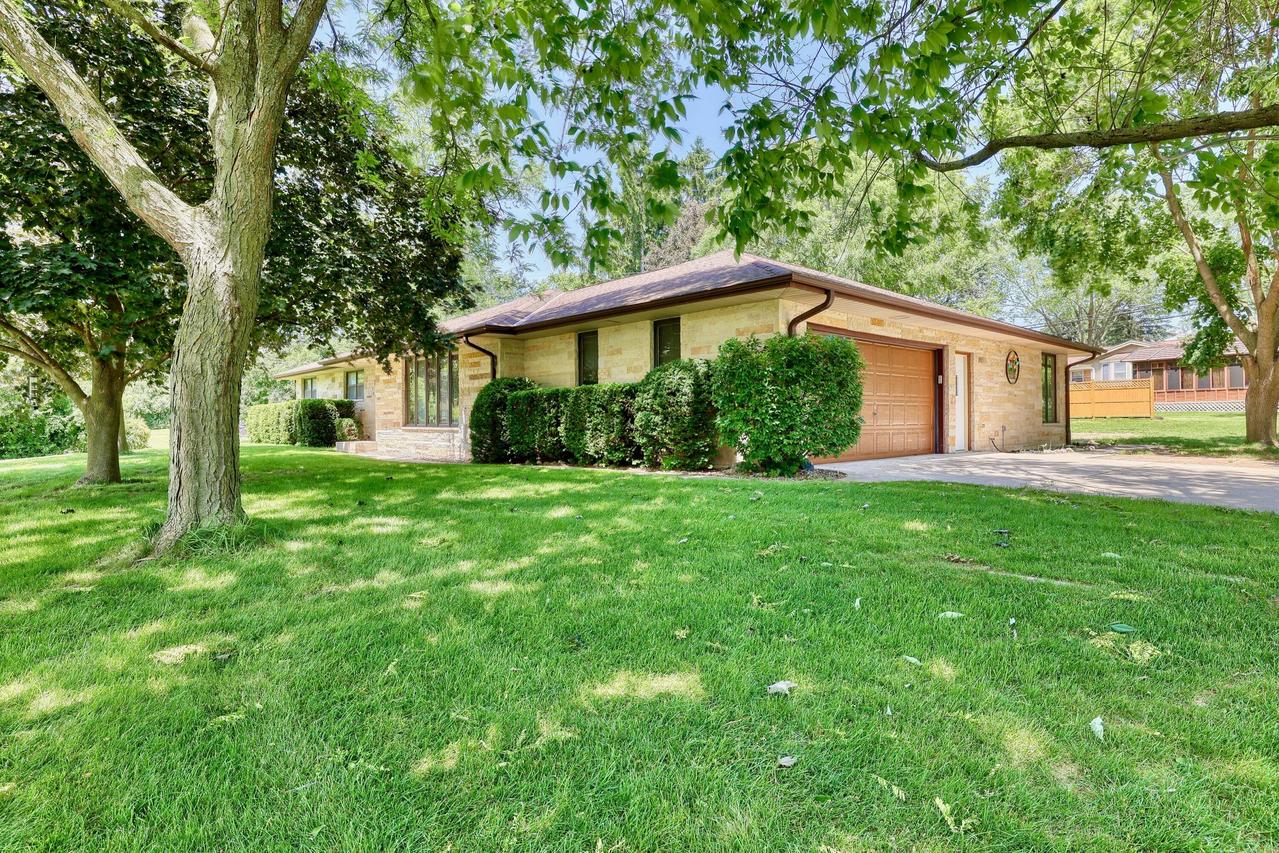 N77W14888 Wood View, Menomonee Falls, WI 53051