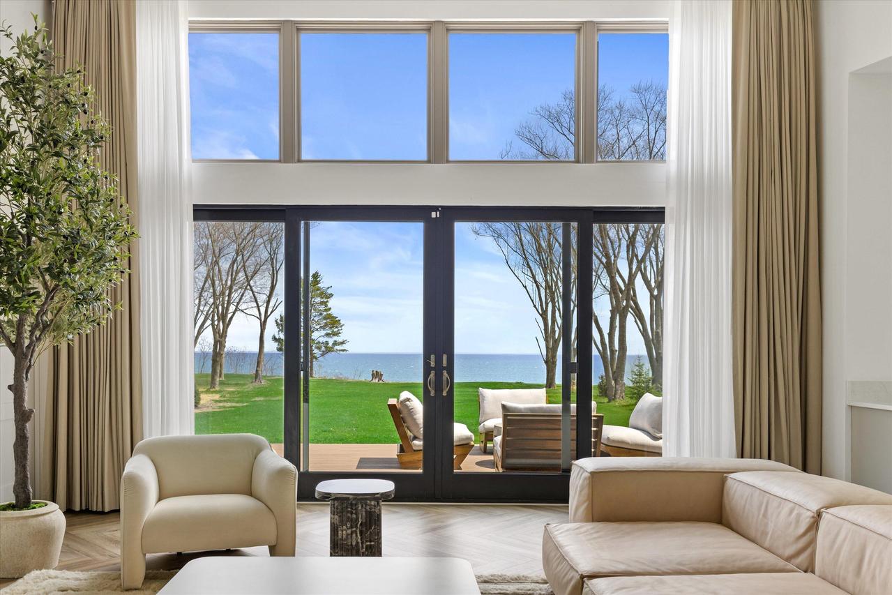 13480 N Lakewood Dr, Mequon, WI 53097