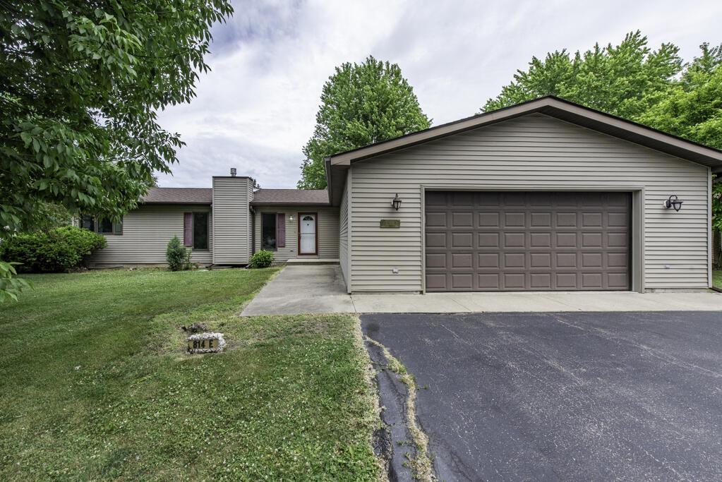 814 E Oak St, Salem Lakes, WI 53170