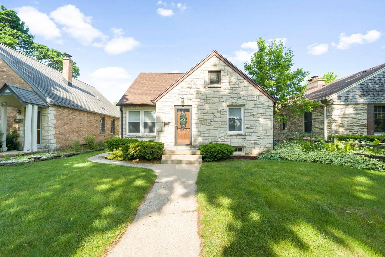 5711 N Braeburn Ln, Glendale, WI 53209