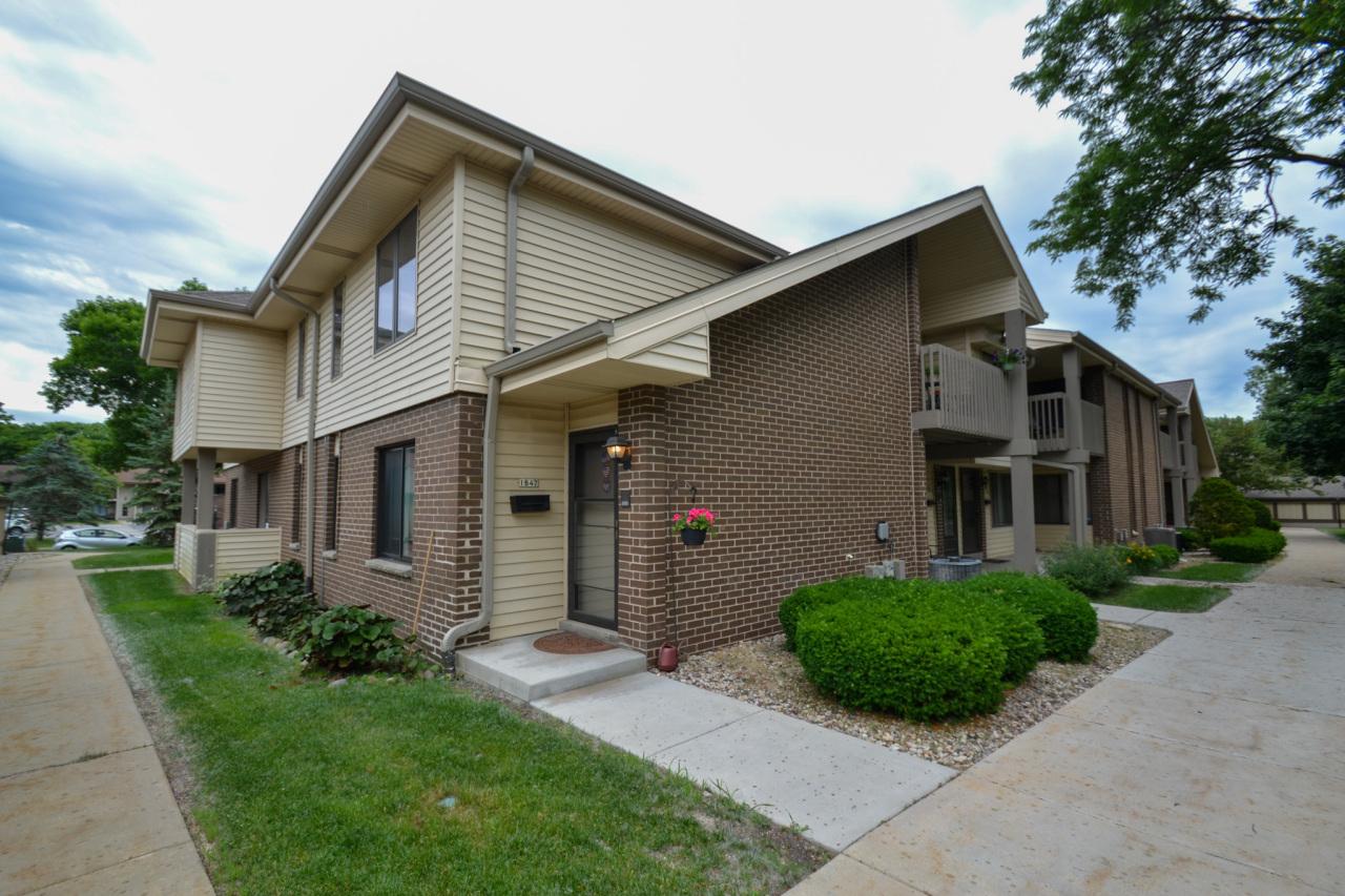 1647 S Carriage Ln #13, New Berlin, WI 53151