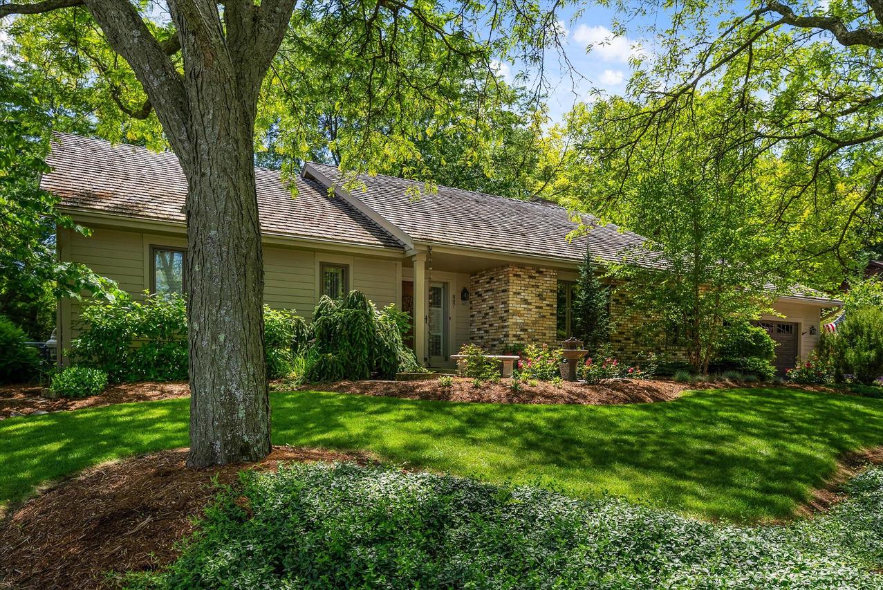 807 Knollwood Ct, Waukesha, WI 53188