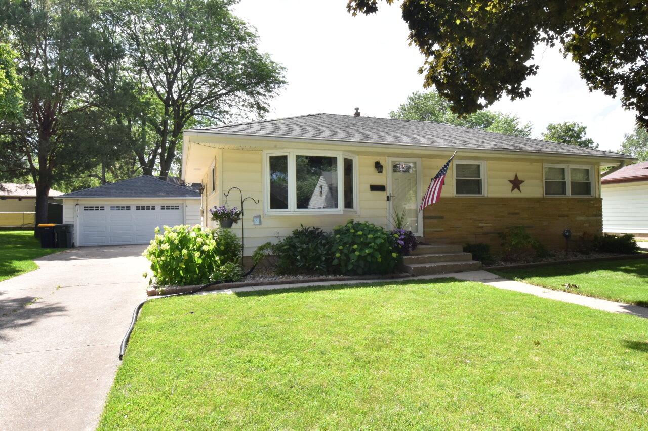 2961 S 102nd St, West Allis, WI 53227