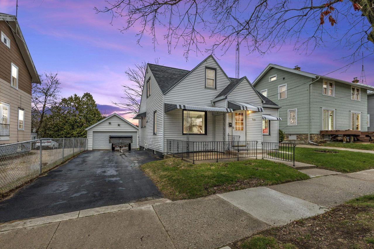 1121 S 18th St, Manitowoc, WI 54220