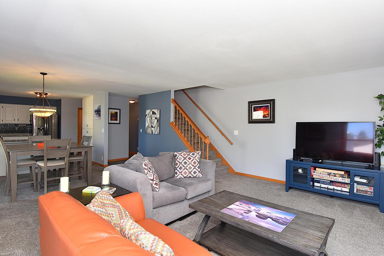 1232 Sunnyridge Rd, Pewaukee, WI 53072
