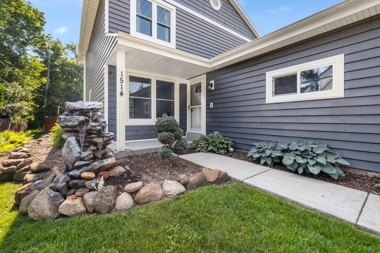 1514 S Sunny Slope Rd, New Berlin, WI 53151