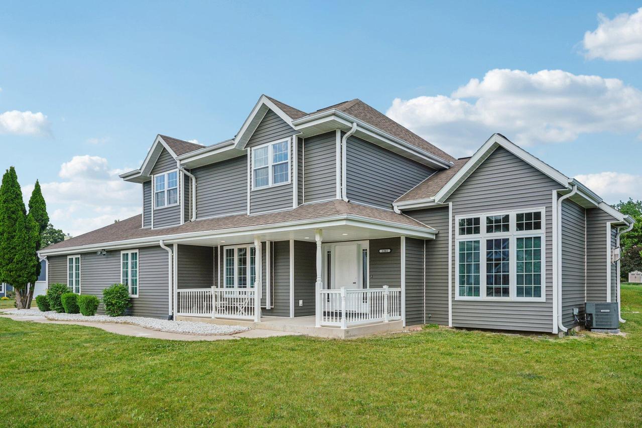 1261 Shoal Ridge, Oconomowoc, WI 53066