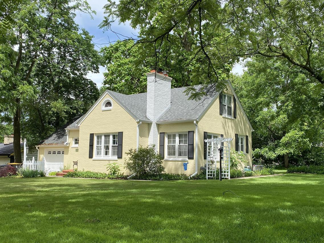 1234 N 122nd St, Wauwatosa, WI 53226
