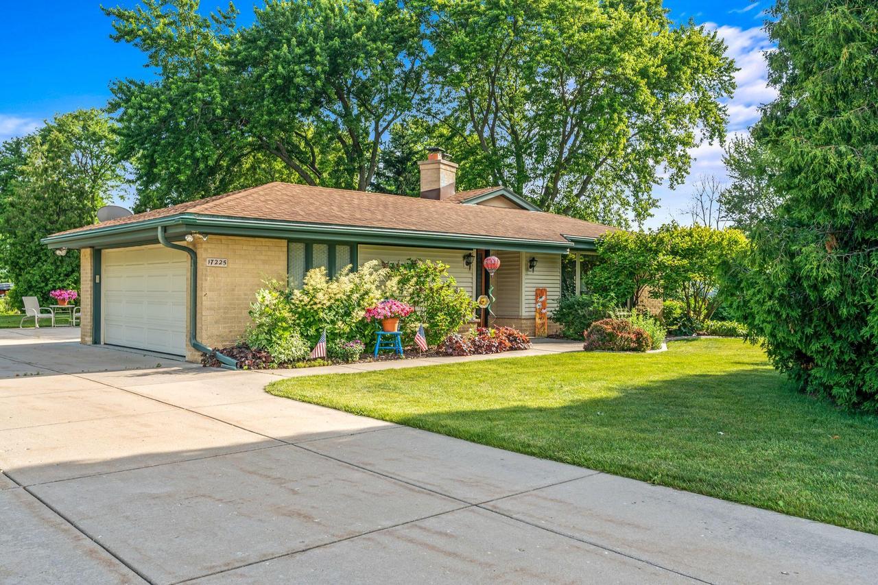 17225 Penbrook Dr, Brookfield, WI 53045