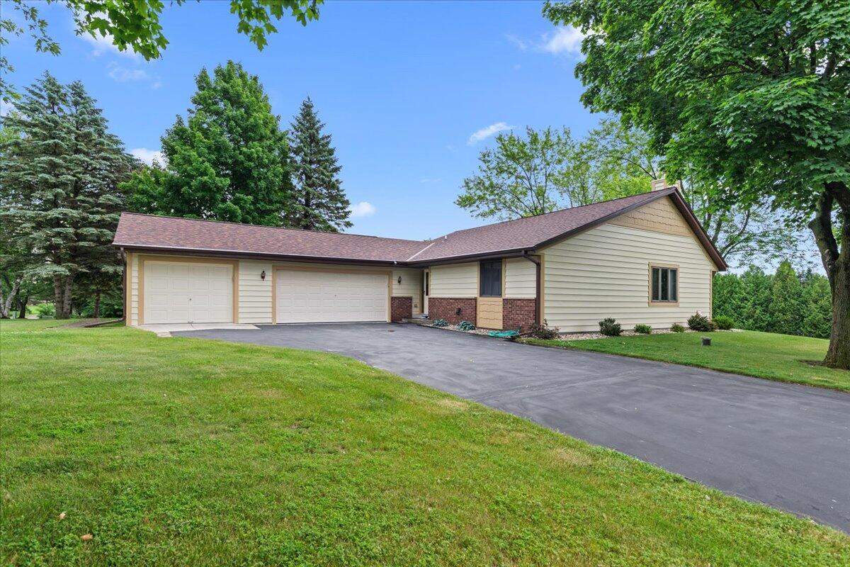 4294 Bonmaur Ter, Hartford, WI 53086