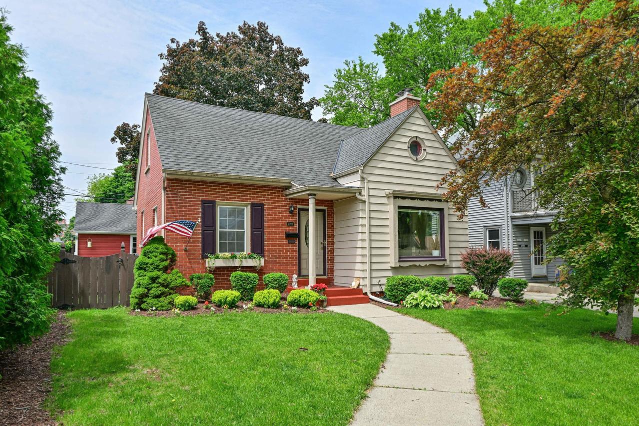 2323 N 72nd St, Wauwatosa, WI 53213