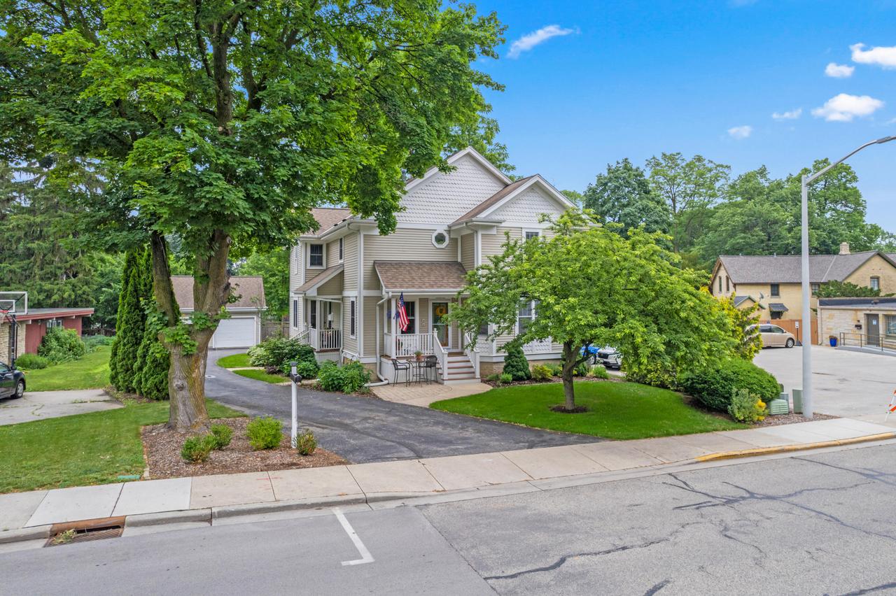 W64N736 Washington Ave, Cedarburg, WI 53012