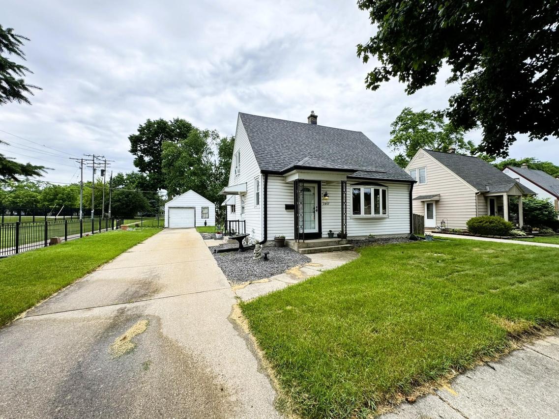 2851 S 84th St, West Allis, WI 53227