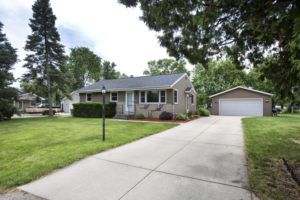 8965 S 83rd St, Franklin, WI 53132