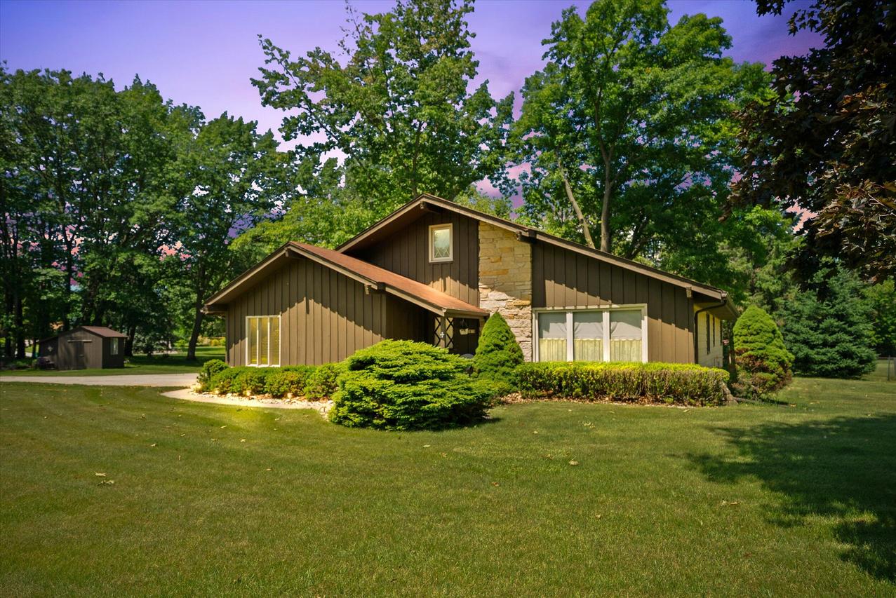1075 E Murray Ln, Richfield, WI 53033