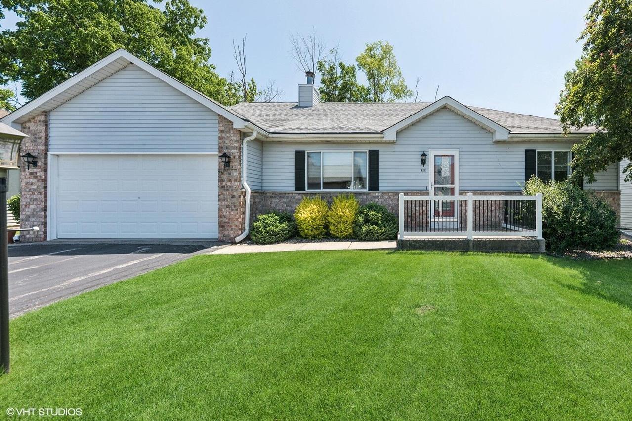 911 Park Cir, Union Grove, WI 53182