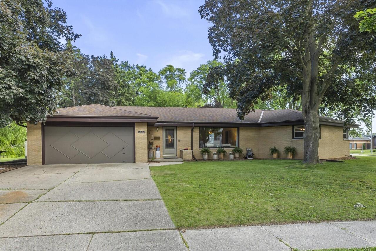 235 Ellsworth Pl, Waukesha, WI 53186