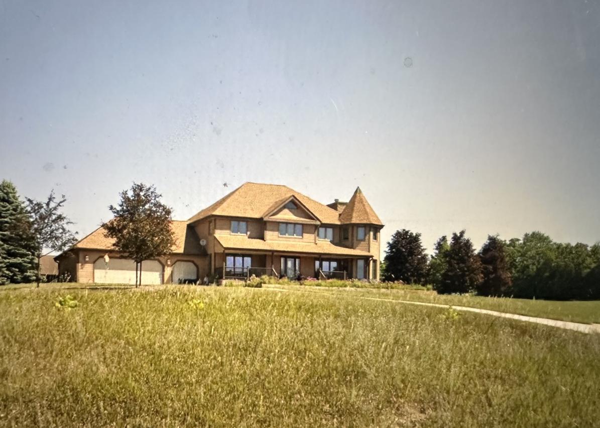 S96W32528 Valley Ct., Mukwonago, WI 53149