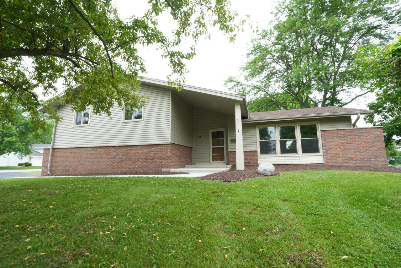 1212 Palamino Dr, Caledonia, WI 53402
