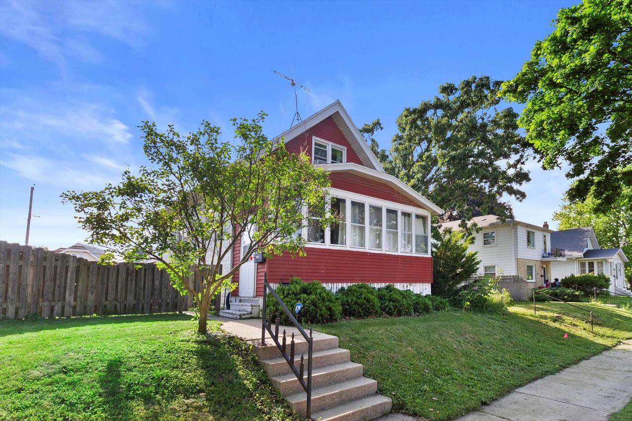 2147 S 71st St, West Allis, WI 53219