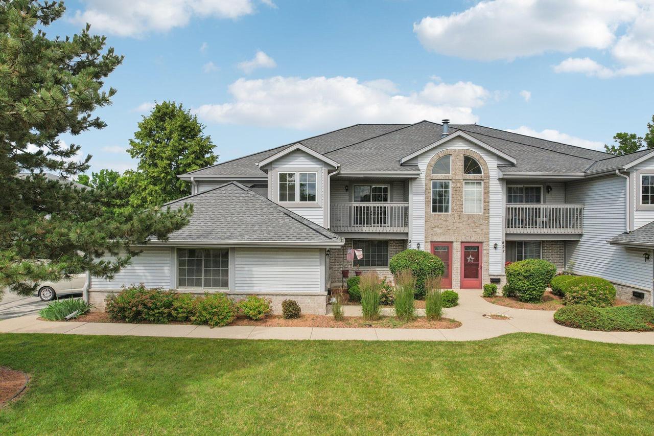 827 Quinlan Dr #E, Pewaukee, WI 53072