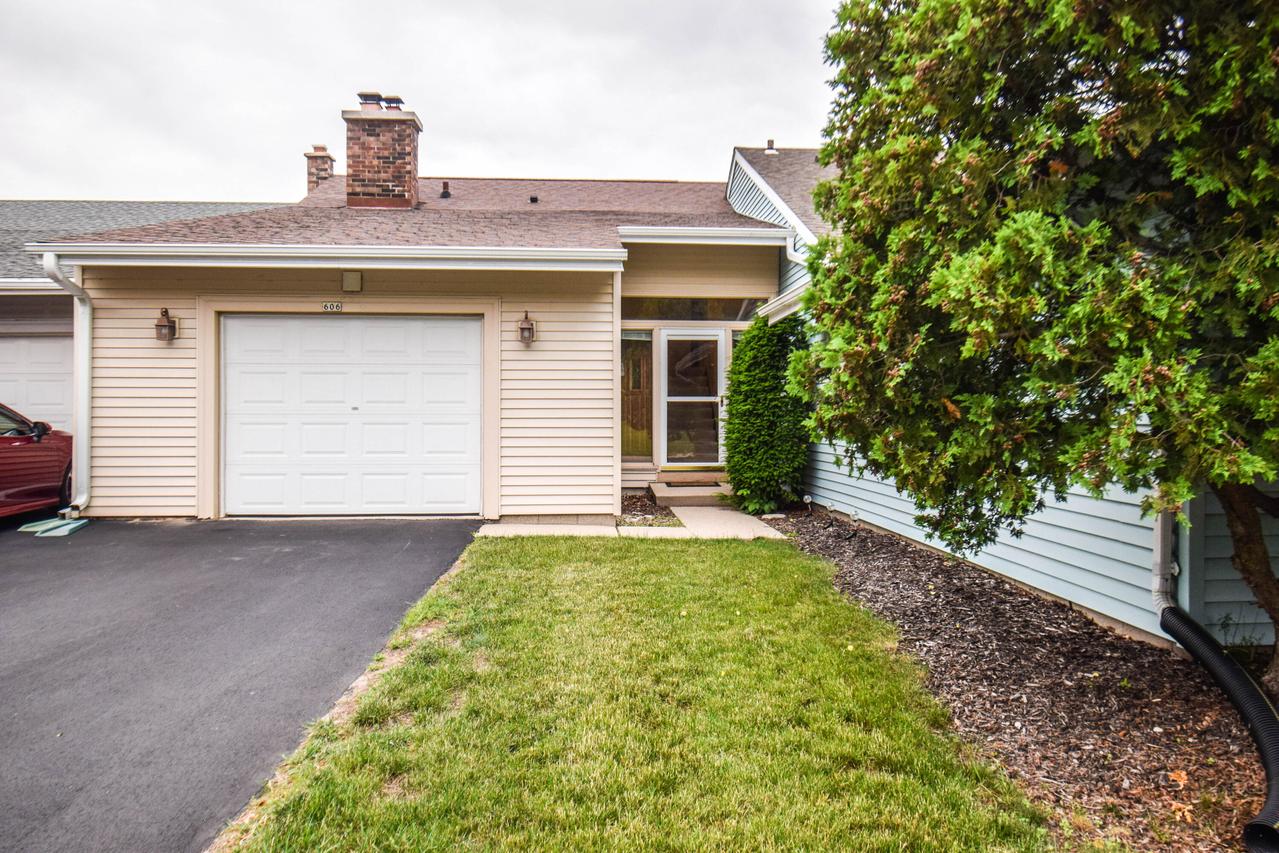 606 Westridge Dr, West Bend, WI 53095