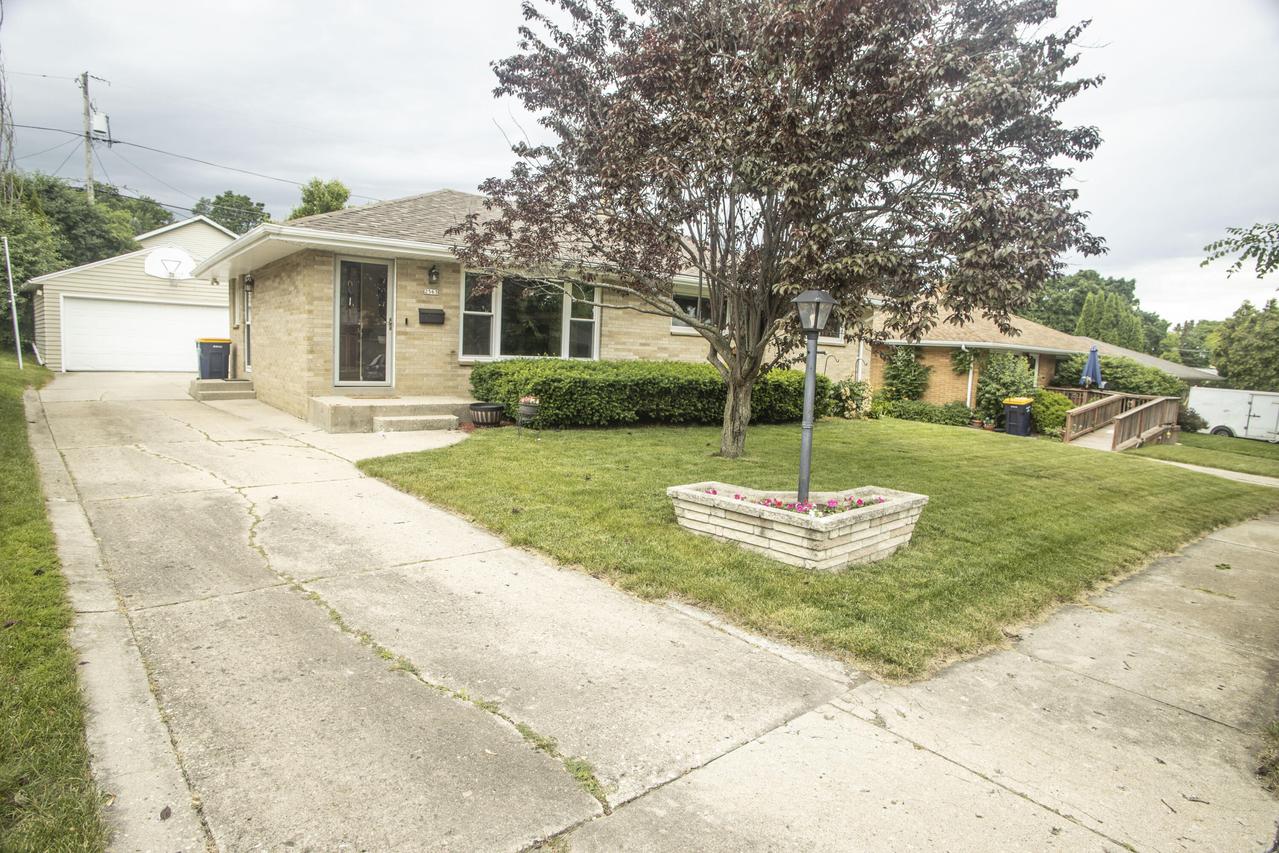 2563 S 91st St, West Allis, WI 53227