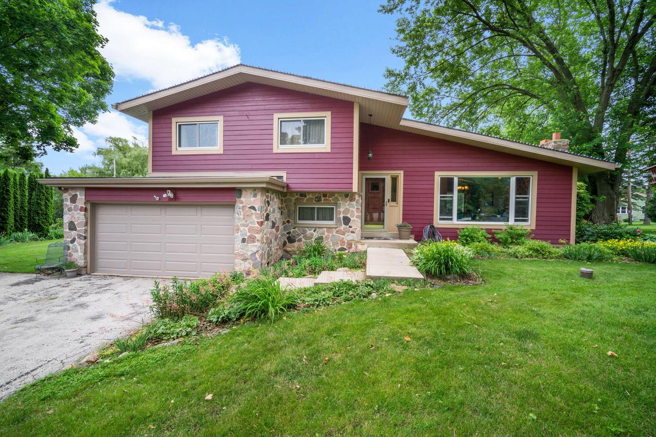 W138N7270 Melville Dr, Menomonee Falls, WI 53051