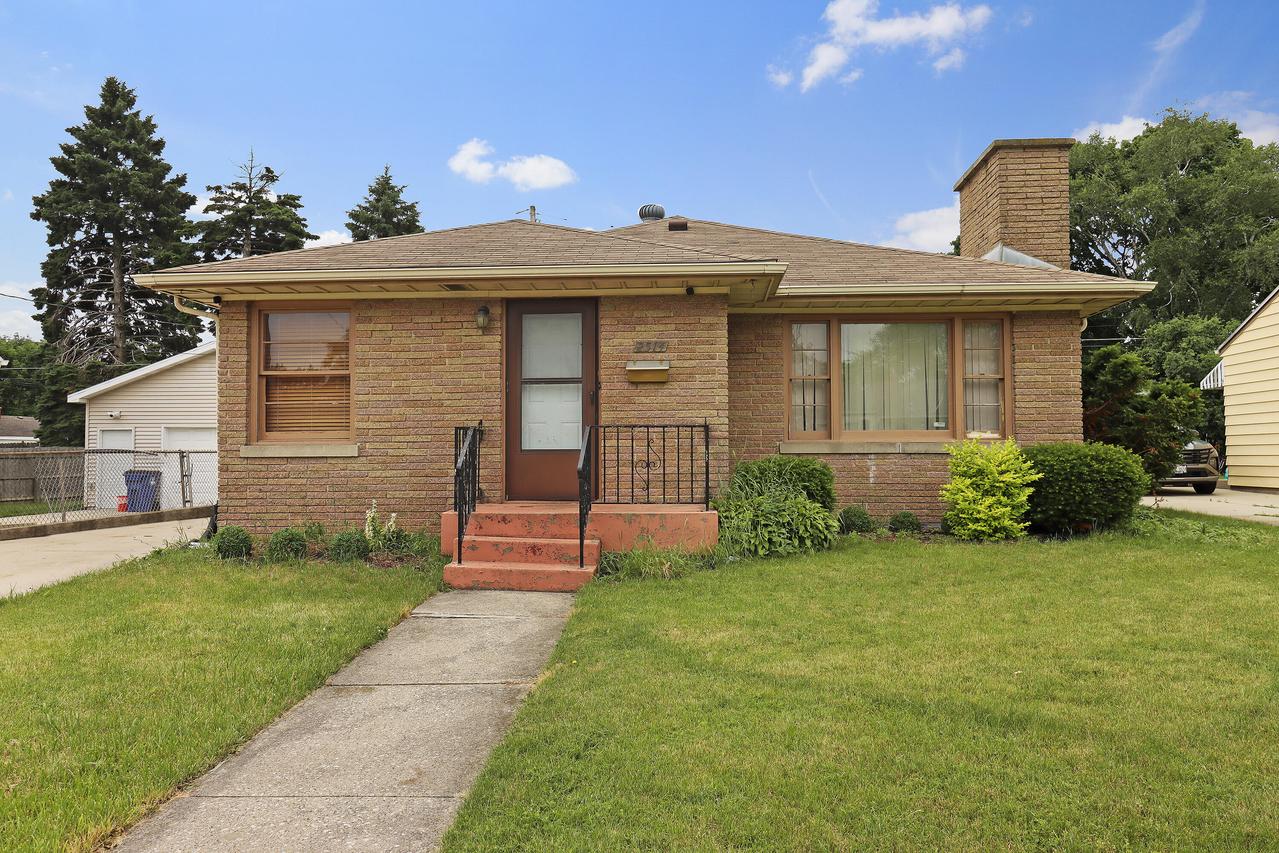 2514 E Crescent St, Racine, WI 53403