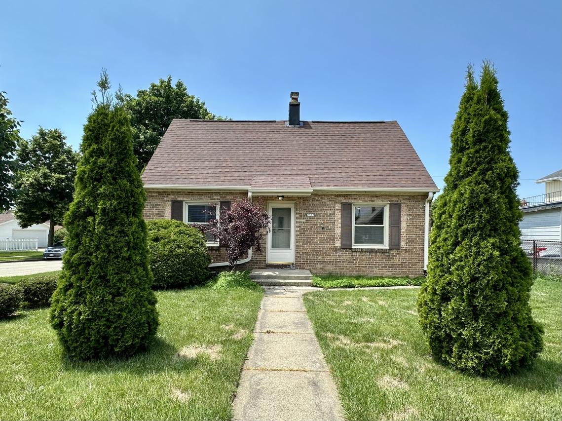 2377 S 76th St, West Allis, WI 53219