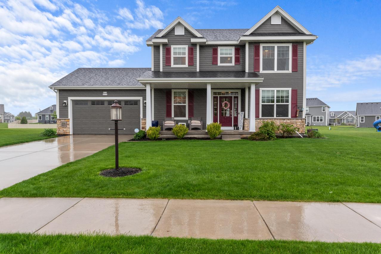 W216N6179 Legacy Trl, Menomonee Falls, WI 53051