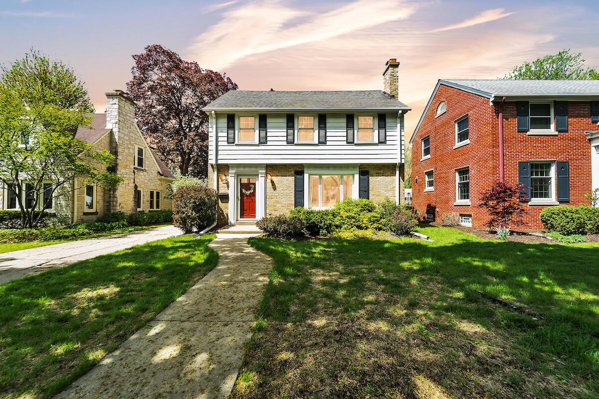 2571 N 83rd St, Wauwatosa, WI 53213