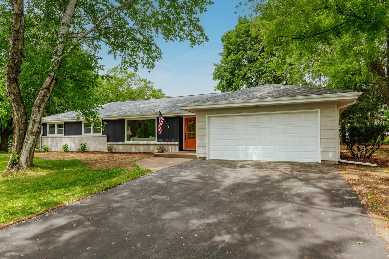 15300 Clifford Ct, Brookfield, WI 53005