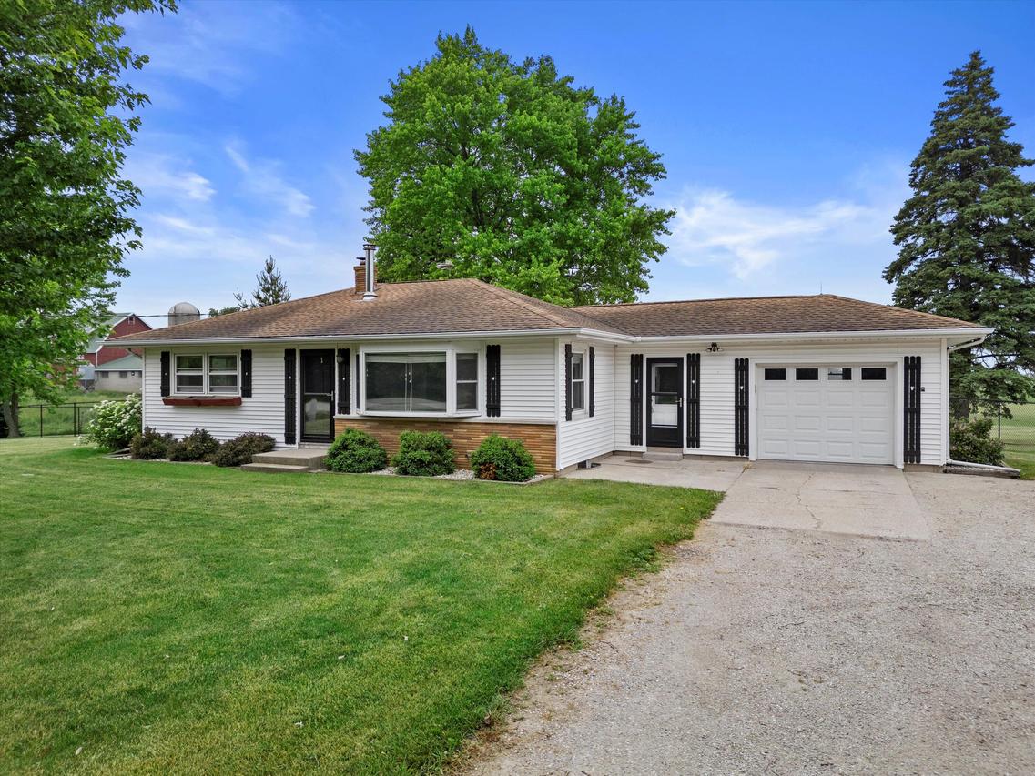 901 136th Ave, Paris, WI 53182