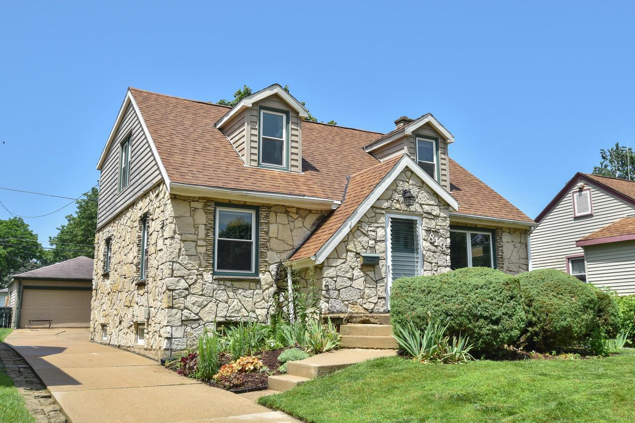819 S 90th St, West Allis, WI 53214
